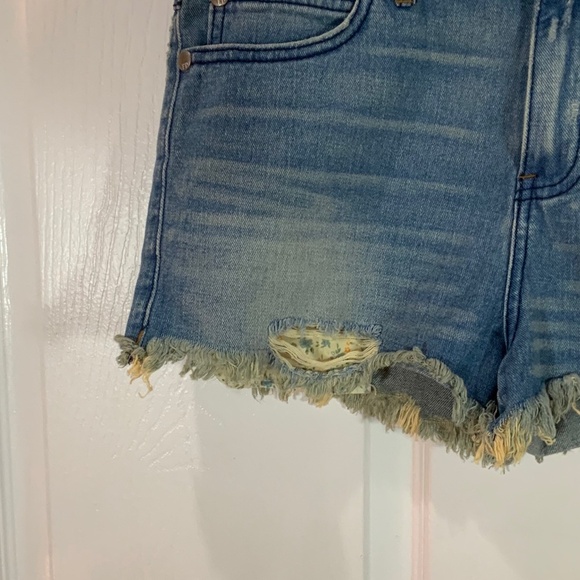 Free People Sailaway Cut Off Boho Distressed Jean Shorts Size 29 - Picture 3 of 8